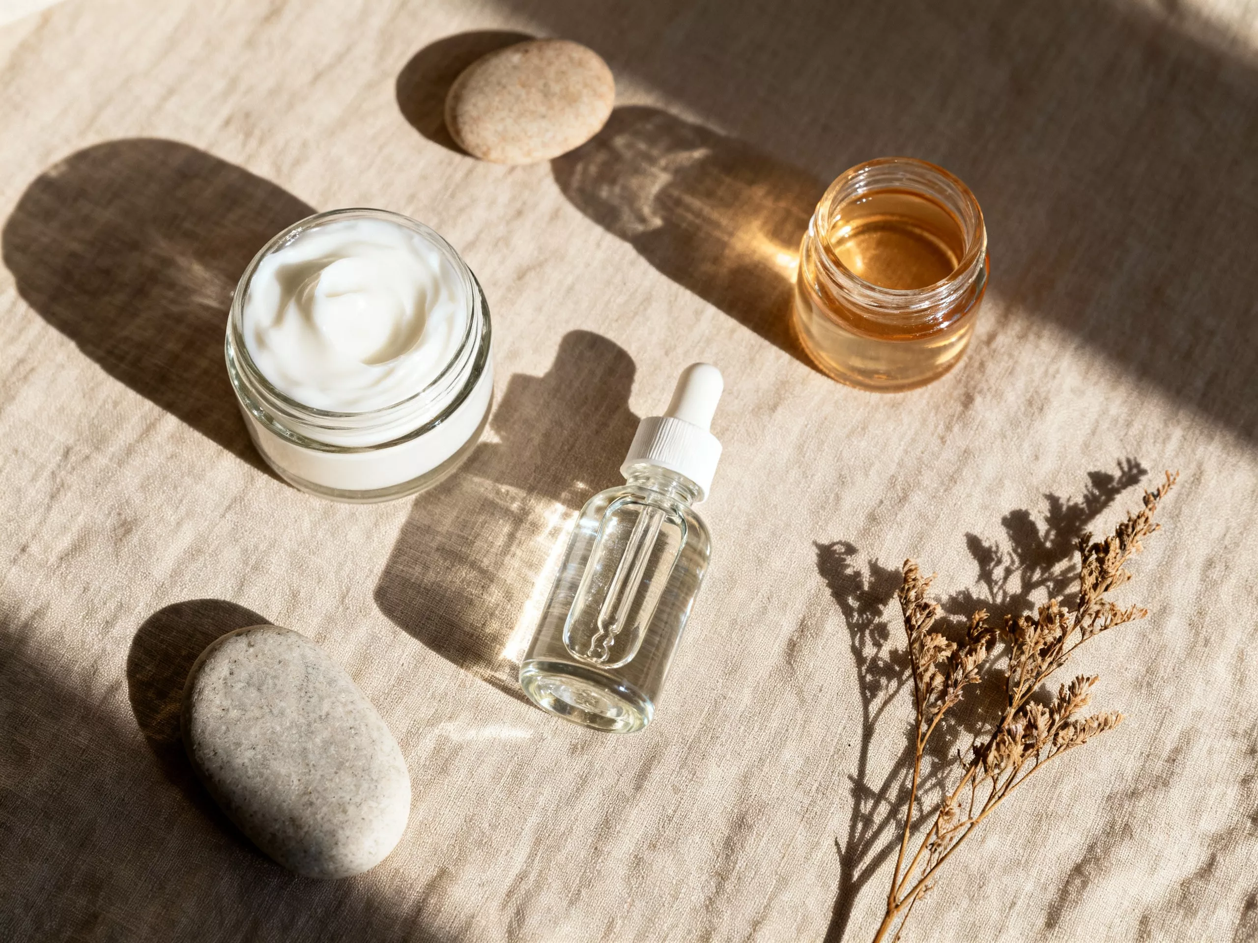 ผลิตภัณฑ์สกินแคร์ฟื้นฟู barrier ที่มี ceramides PDRN และ niacinamide วางบนผ้าลินิน