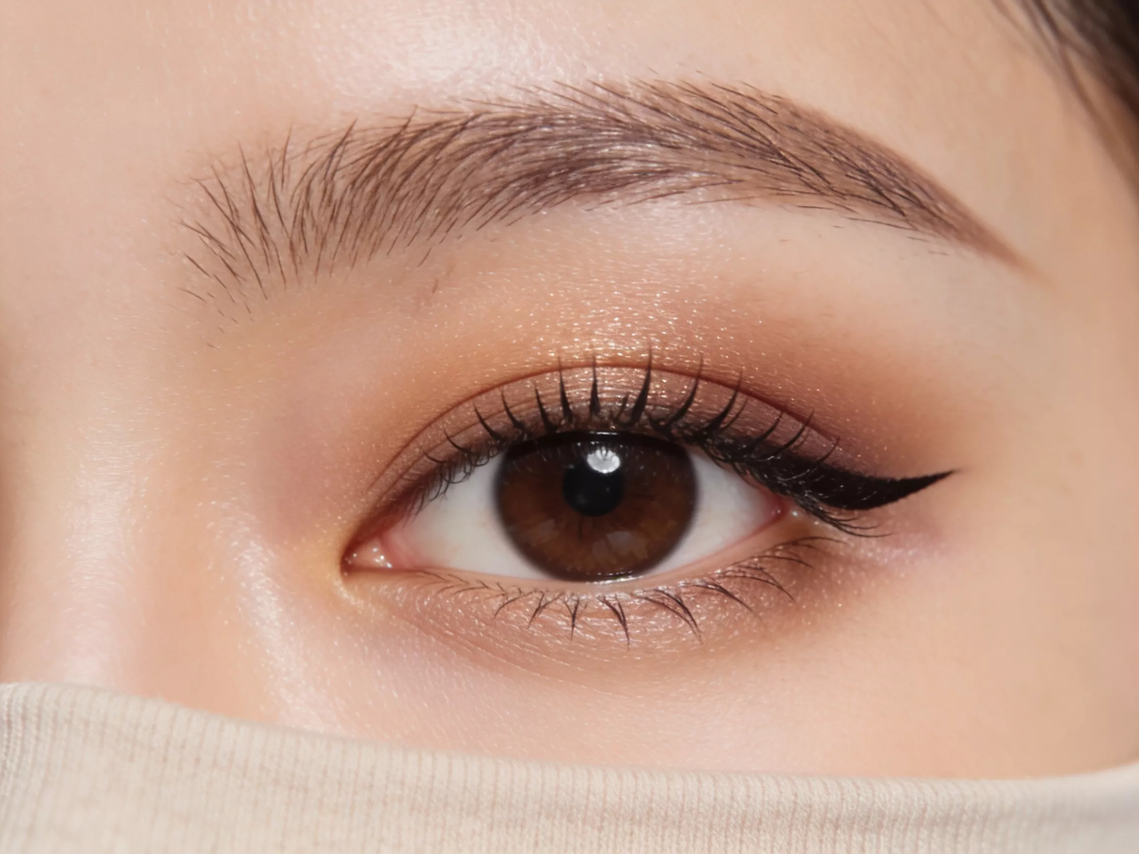 สีของอายแชโดว์ที่นิยมใช้กับ Puppy Eye มักเป็นโทนอ่อนๆ เช่น สีพีช สีน้ำตาลอ่อน หรือสีชมพูนู้ด ที่ช่วยเพิ่มมิติให้กับดวงตาโดยไม่ทำให้ดูหนักหรือเข้มเกินไป